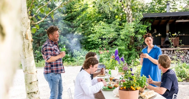Zomer zonder gezoem? Zo help je vliegen en wespen op afstand te houden van je terras. Thumb