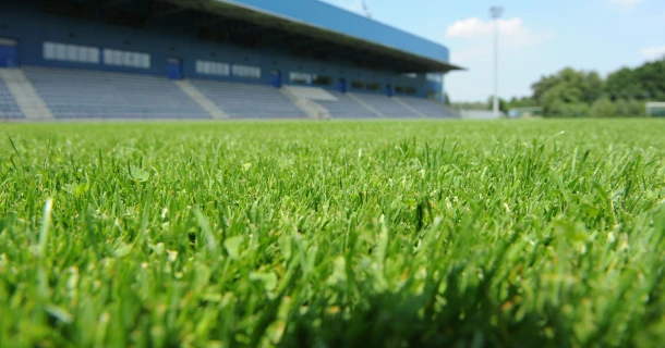 DCM SOLAFIDA® helpt de bodem van uw sportveld in balans te houden Thumb