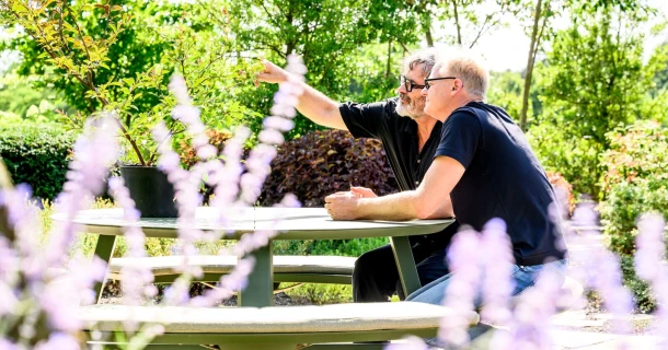 Wie is de tuinier achter acteur Koen De Bouw? Thumb